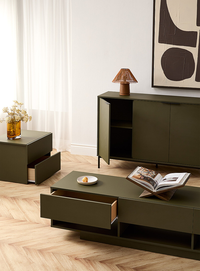 Simons Maison: Le meuble t&eacute;l&eacute; trois tiroirs color&eacute; 72 po Vert fonc&eacute; - Mousse