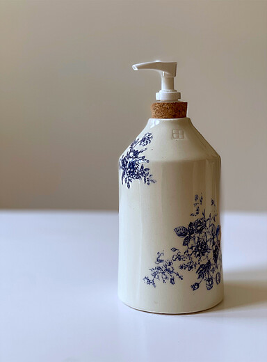 La pompe &agrave; savon en porcelaine tapisserie florale