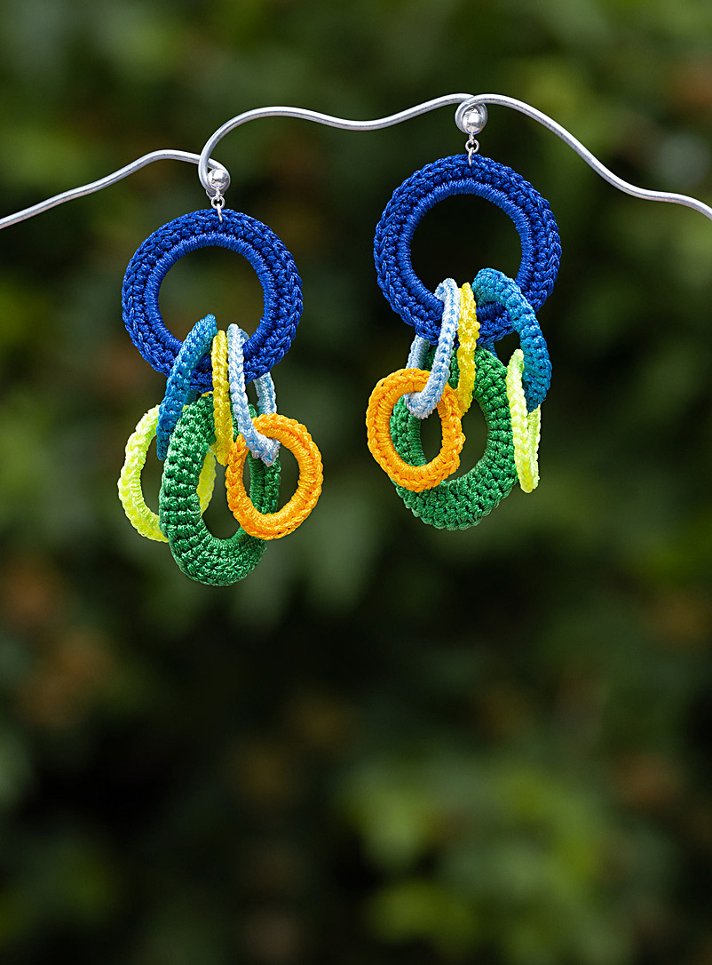 Atelier Chicoine: Les boucles d'oreilles crochetées Zinnia Exemplaires uniques Bleu