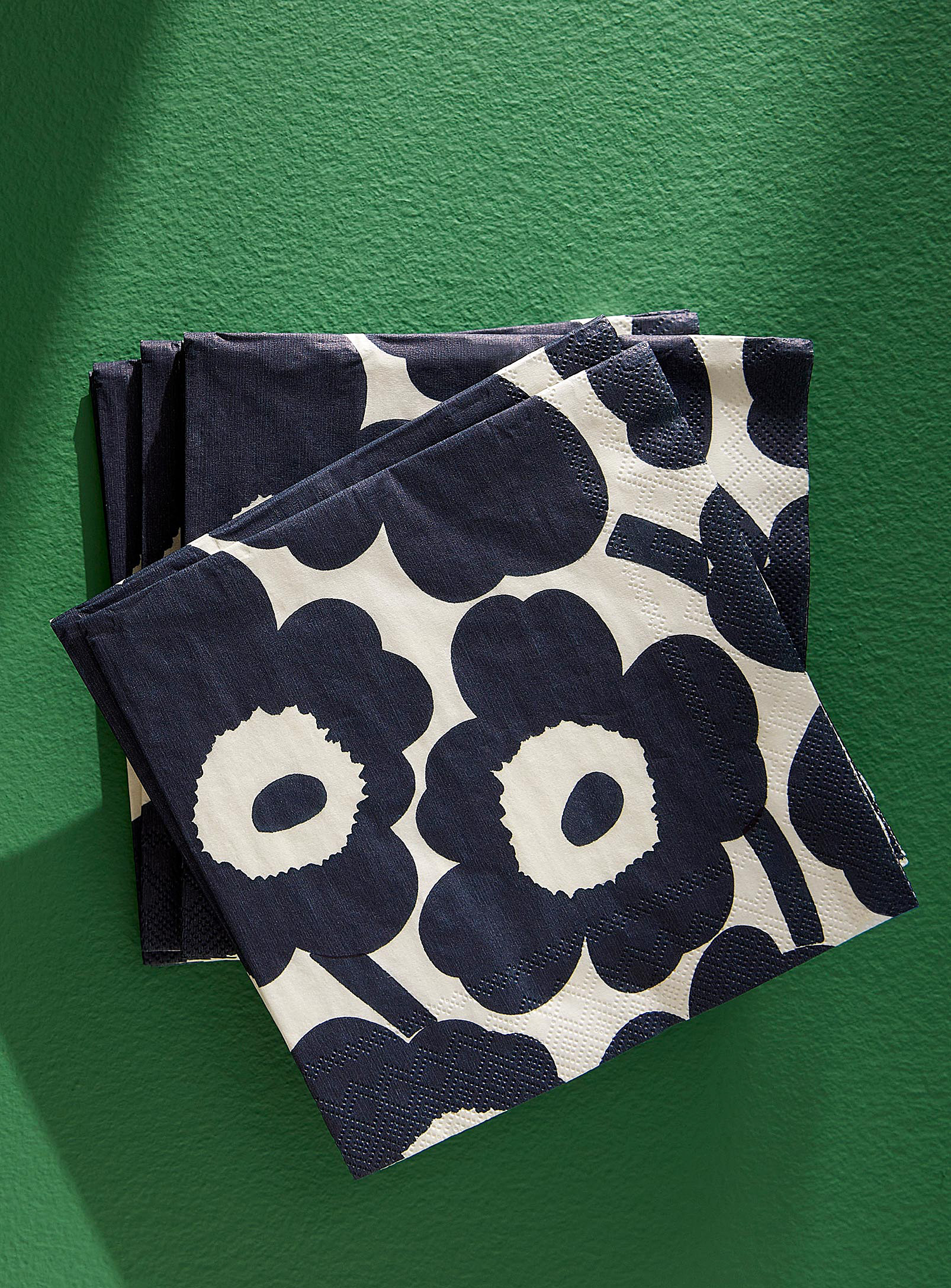 Marimekko - Les serviettes en papier fleurs marine Unikko 12,5 x 12,5 cm. Paquet de 20.
