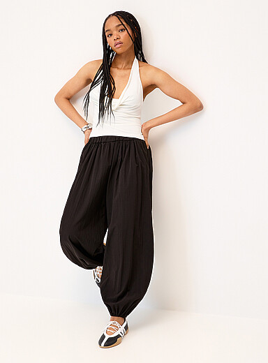 Crisp canvas barrel-leg jogger