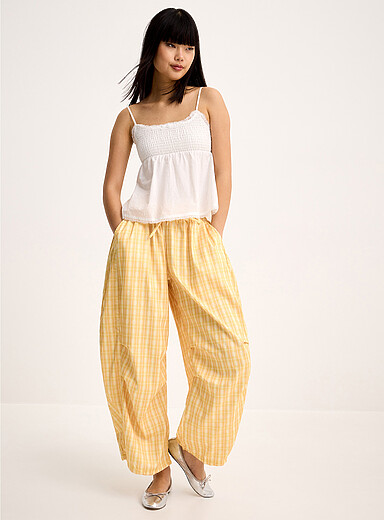 Le pantalon parachute carreaux jaunes