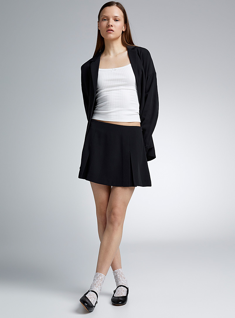 Twik: La minijupe habillée crêpe épais à plis Noir pour femme