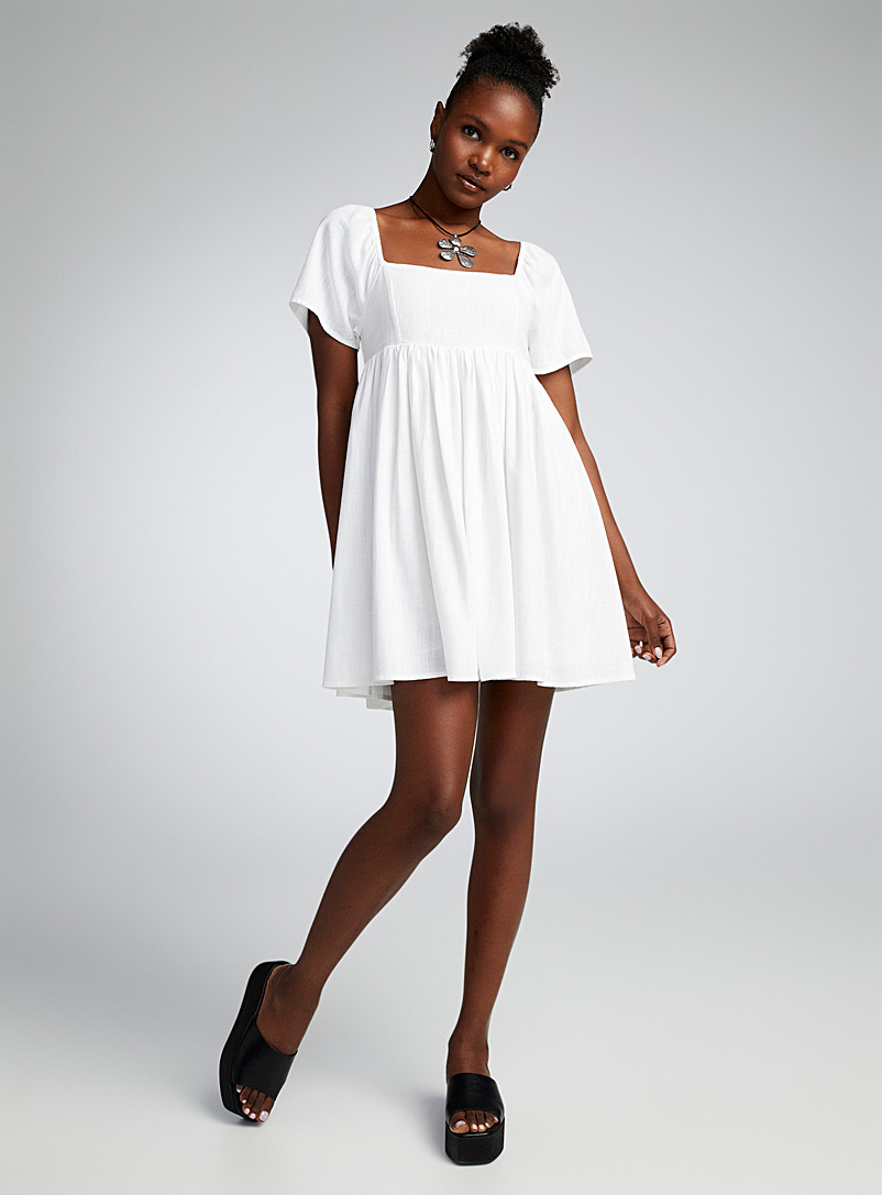 Twik: La robe babydoll col carré touche de lin Blanc pour femme