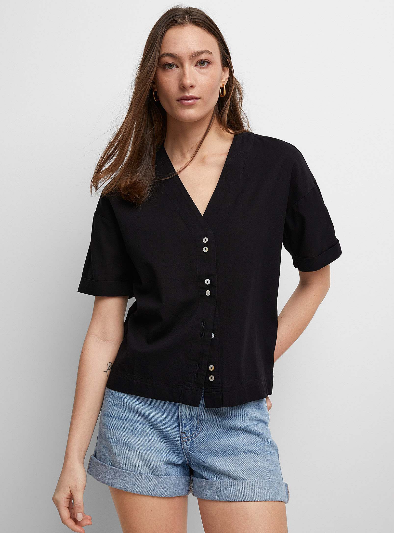 Icone Touch Of Linen Buttoned Blouse In Black