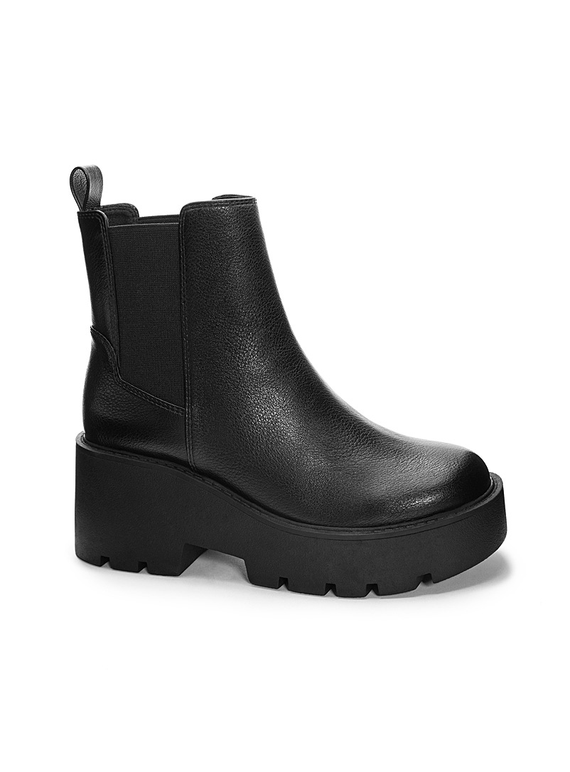 Dirty Laundry Black Rabbit notched sole Chelsea boots Women for error