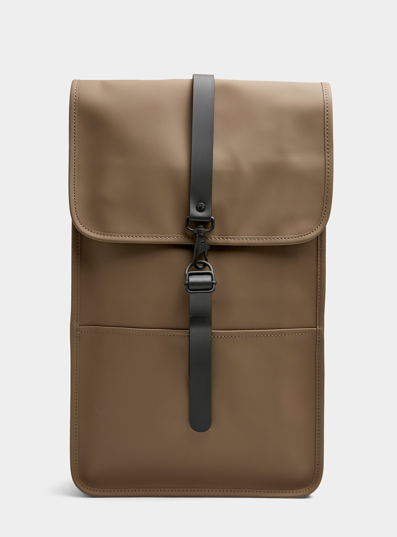 Rains: Le sac à dos imperméable minimaliste Brun pour homme