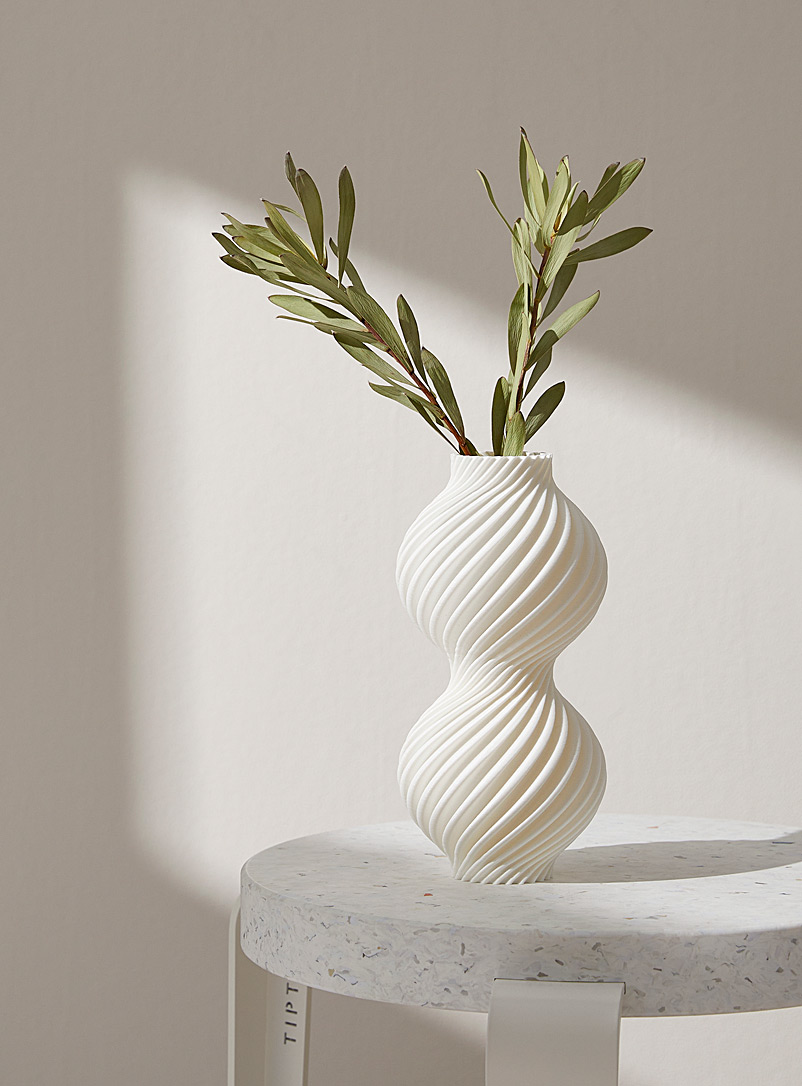 Simons X La Fabrique Nordique: Le vase géo rainures spiralées Blanc