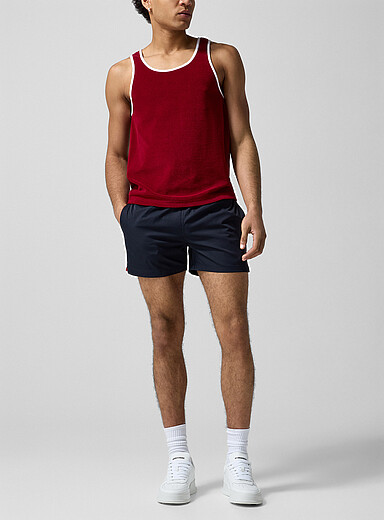 Le short d'entra&icirc;nement rayures lat&eacute;rales