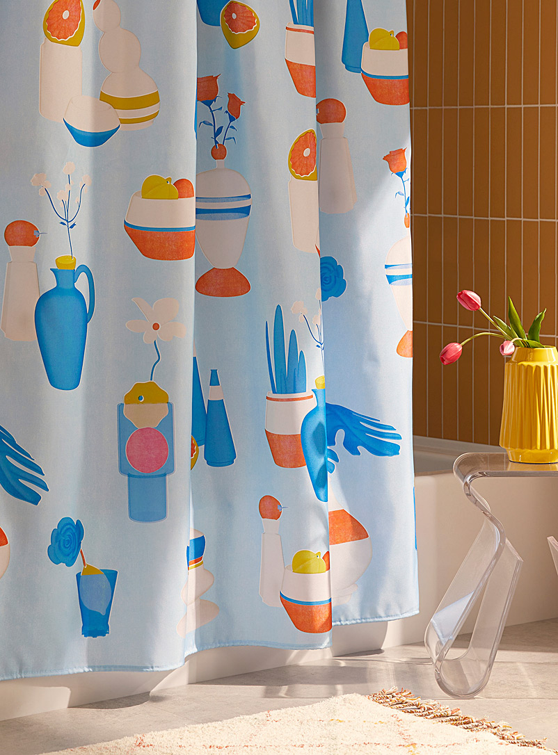 Costume de bain: Le rideau de douche Le jour est bleu En collaboration avec l'artiste Amélie Tourangeau Bleu à motifs
