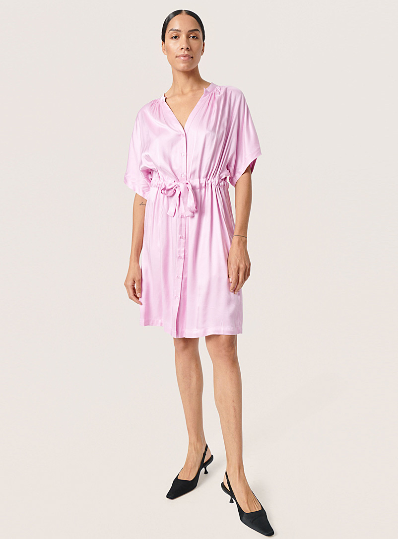 Soaked in Luxury: La robe chemise taille coulissante Charma Arowe Lilas pour 