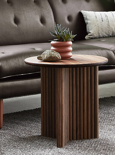 La table d'appoint circulaire rainur&eacute;e noyer