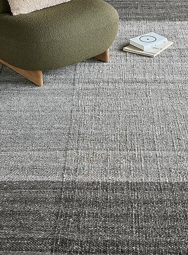 Gus*: Le tapis artisanal Echo blocs gris&eacute;s 152 x 245 cm Gris