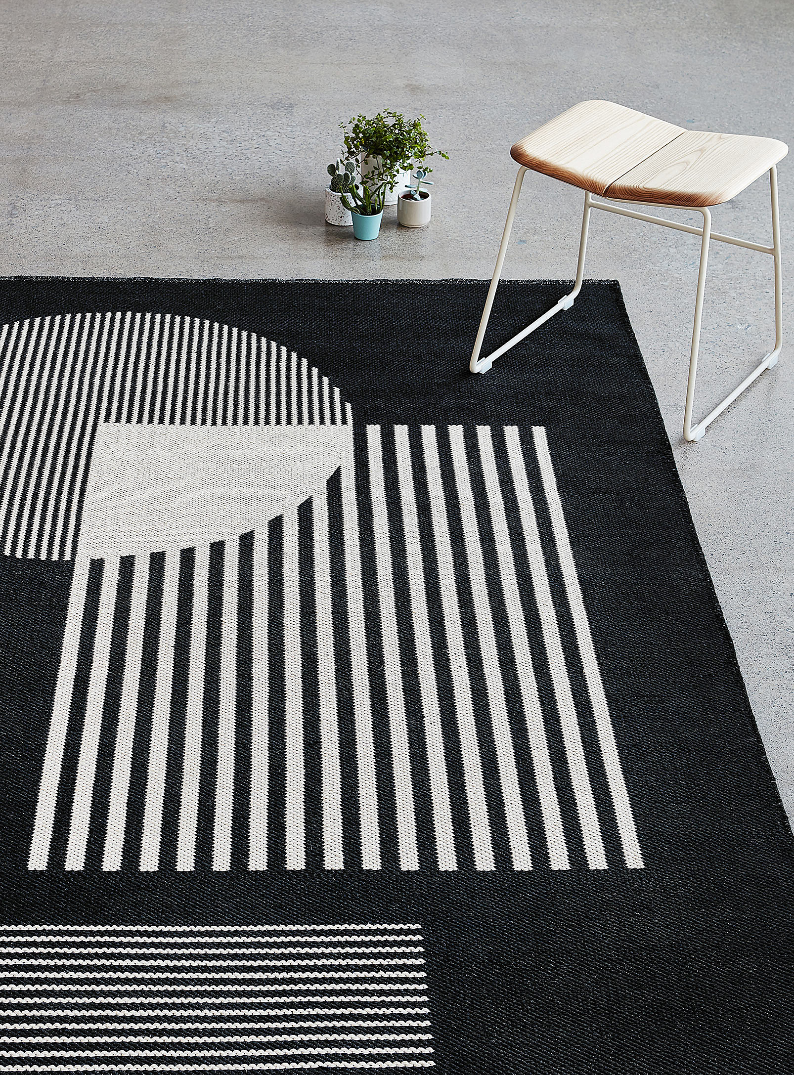 Gus Geometric Hatch Reversible Rug 153 X 244 Cm In Black And White