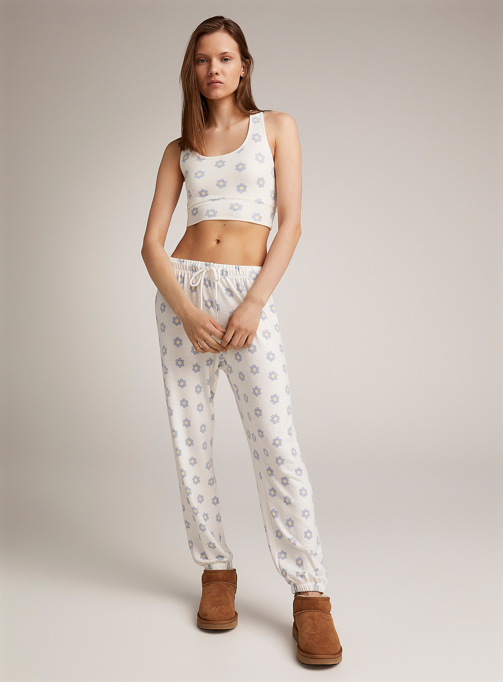 Z Supply Daisies Velvety Lounge Jogger In Off White