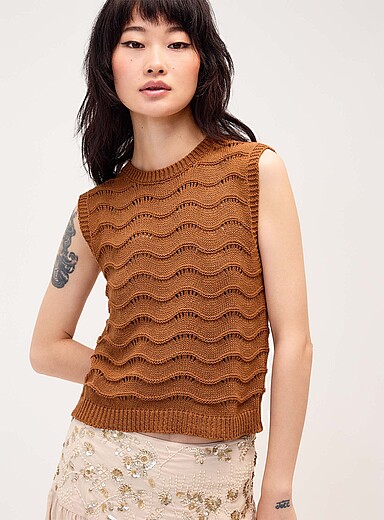 Wavy ribbing sweater vest
