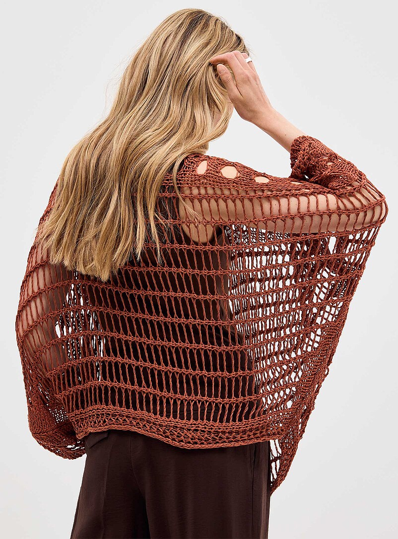 Contemporaine: Le chandail effet crochet col bateau <b>Collection exclusive d'Italie</b> Noir pour femme