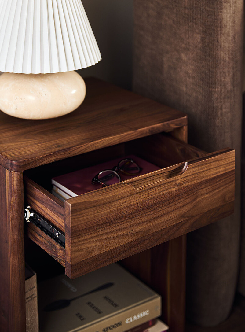 Moe's Home Collection: La table de chevet en noyer Osamu Brun