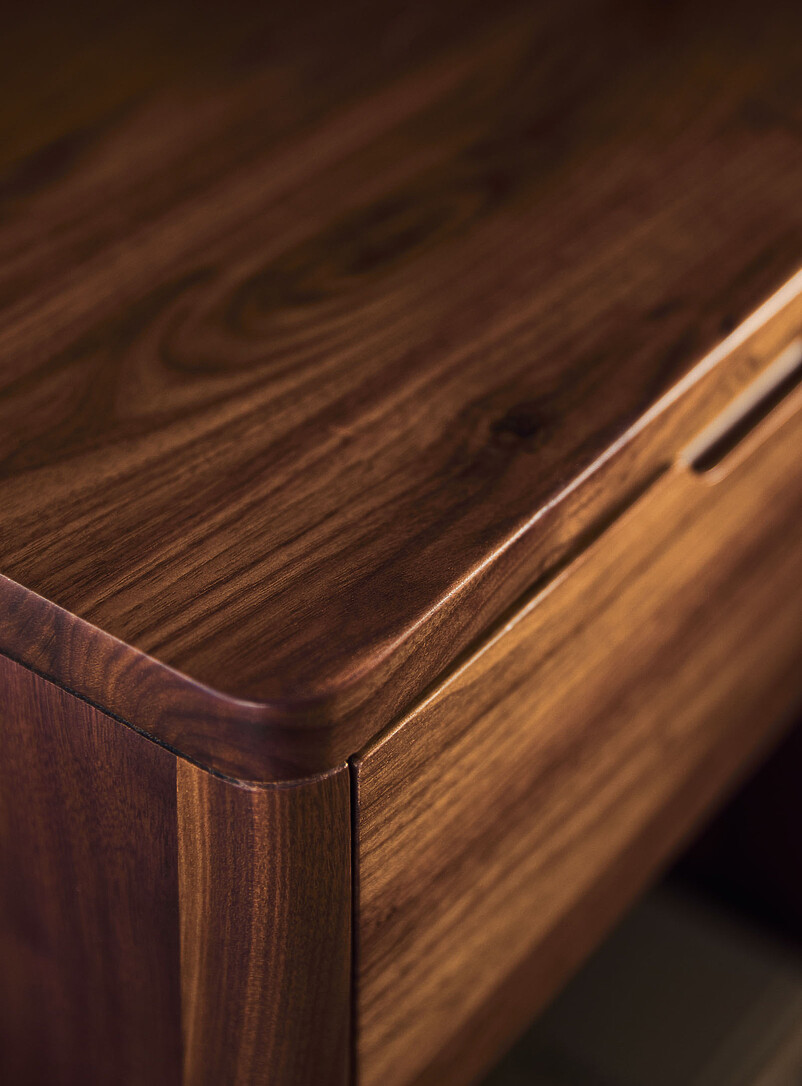 Moe's Home Collection: La table de chevet en noyer Osamu Brun