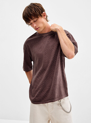 Le t-shirt ray&eacute; d&eacute;lav&eacute; <b>Importation de S&eacute;oul</b>
