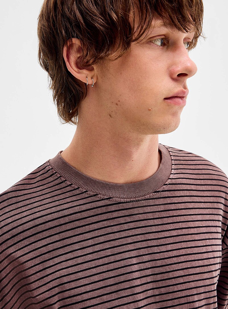 Djab: Le t-shirt ray&eacute; d&eacute;lav&eacute; <b>Importation de S&eacute;oul</b> Brun pour homme