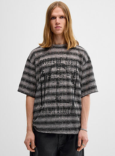 Le t-shirt ray&eacute; grunge ajours &eacute;chelle <b>Coupe ample</b>