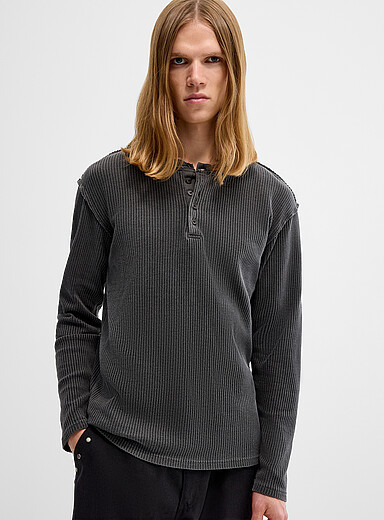 Le t-shirt Henley jersey gaufr&eacute; us&eacute; <b>Importation de S&eacute;oul</b>