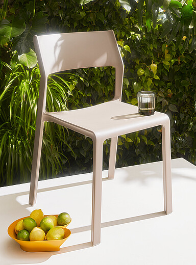 Les chaises monoblocs pour l'ext&eacute;rieur Trill Ensemble de 2 ou de 4