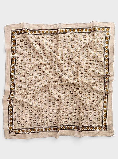 L'&eacute;charpe l&eacute;g&egrave;re carr&eacute;e pure laine
