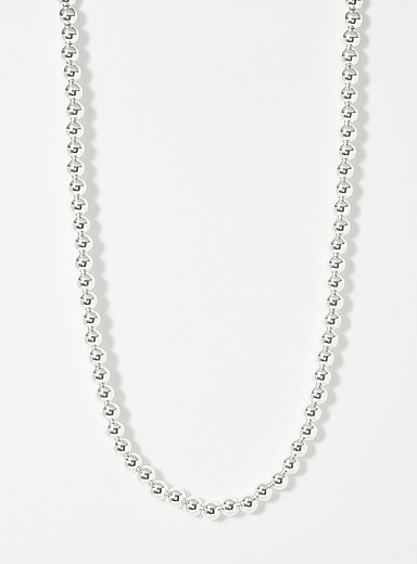 Le collier argent&eacute; &agrave; billes