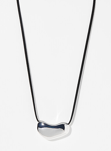 Le collier pendentif sculptural Petra