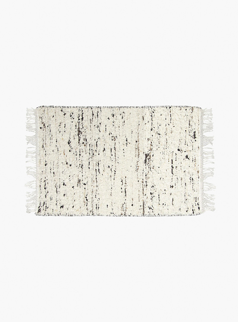 Mark Krebs: Le tapis artisanal moucheté ivoire 60 x 90 cm Blanc assorti