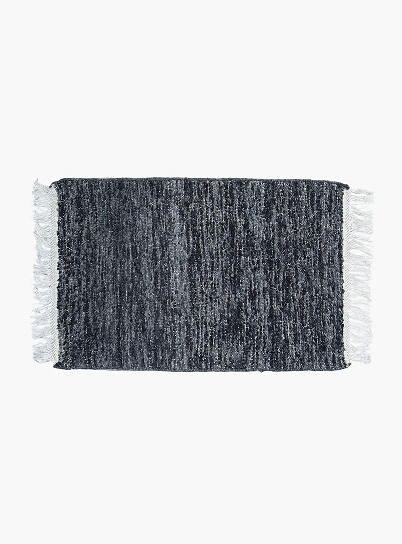 Mark Krebs: Le tapis artisanal moucheté charbon 60 x 90 cm Gris foncé