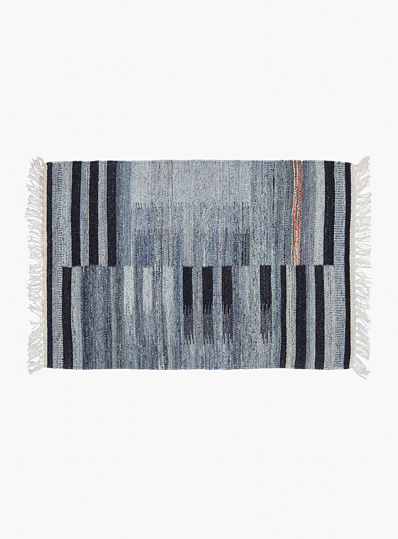 Mark Krebs: Le tapis artisanal bandes grises 60 x 90 cm Gris assorti