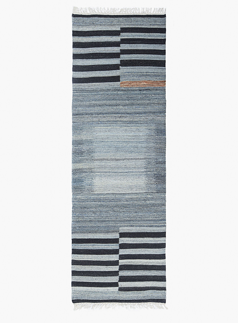 Mark Krebs: Le tapis de couloir artisanal bandes grises 70 x 215 cm Gris assorti