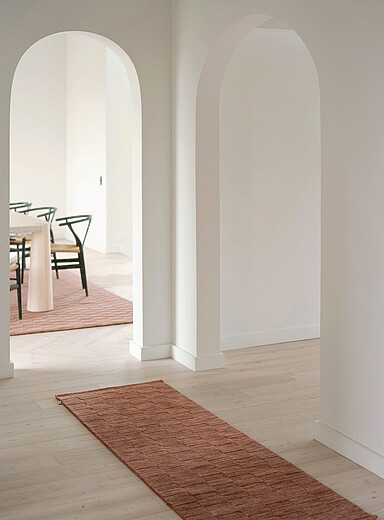Mark Krebs: Le tapis de couloir artisanal tuiles textur&eacute;es 75 x 395 cm Brun