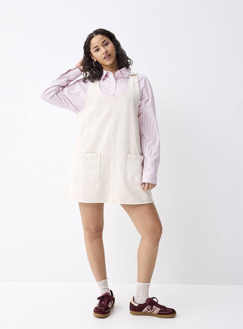 Twik: La robe-tablier denim &agrave; poches Blanc cass&eacute; pour femme