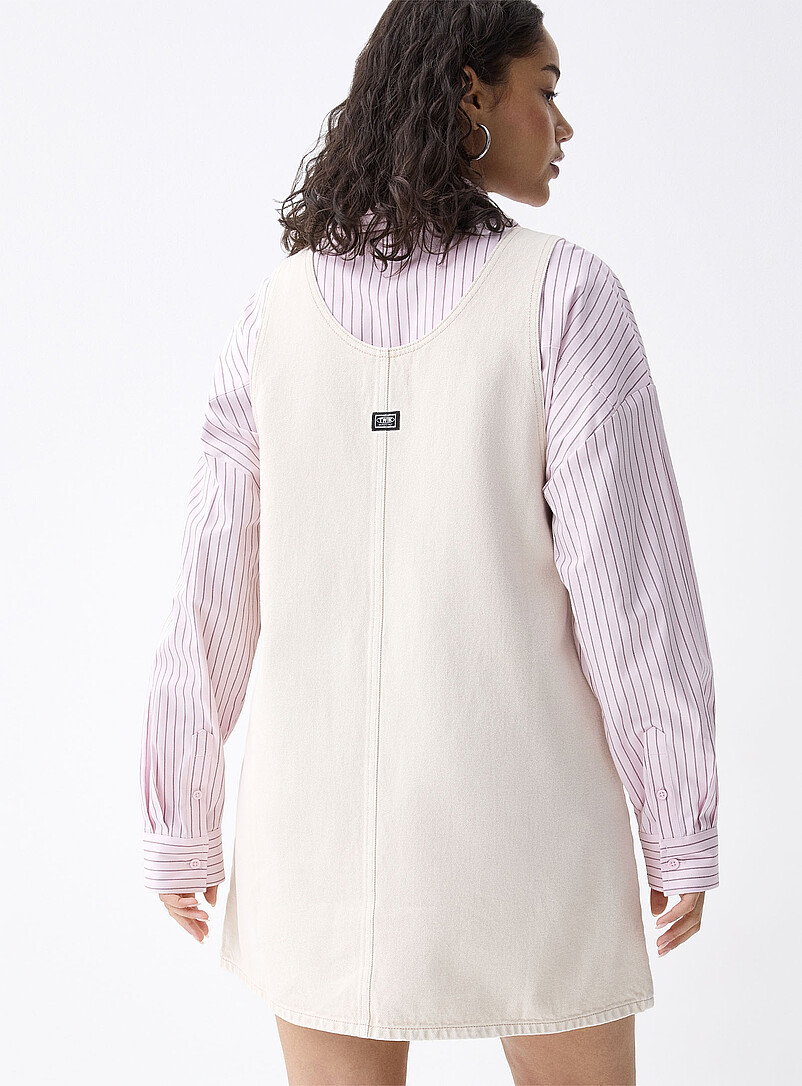 Twik: La robe-tablier denim &agrave; poches Blanc cass&eacute; pour femme