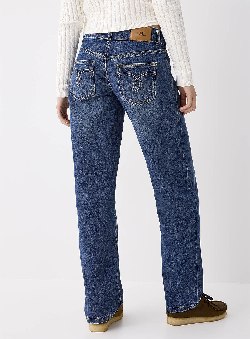 Twik: Le jean droit taille basse <b>Coupe Indie</b> Effet sali pour femme