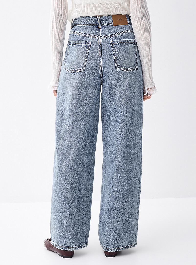 Twik: Le jean jambe large taille haute <b>Coupe R&B</b> Blanc cass&eacute; pour femme