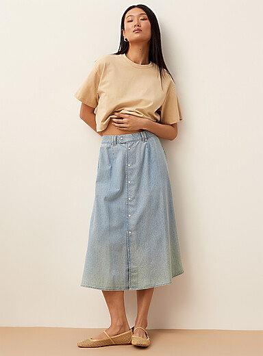 La jupe midi denim l&eacute;ger boutons nacr&eacute;s