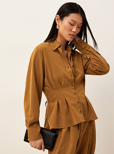 La chemise velout&eacute;e taille pliss&eacute;e