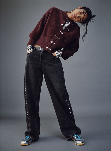 Twik: Le jean baggy taille basse clout&eacute; <b>Coupe House</b> Noir d&eacute;lav&eacute; pour femme