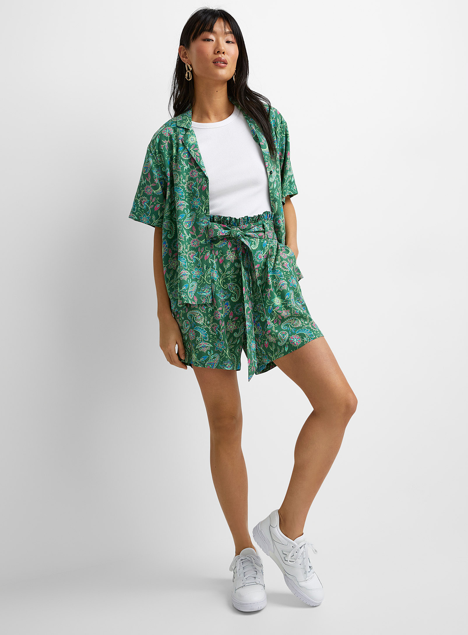 Icone Tie Belt Patterned Shorts In Patterned Green