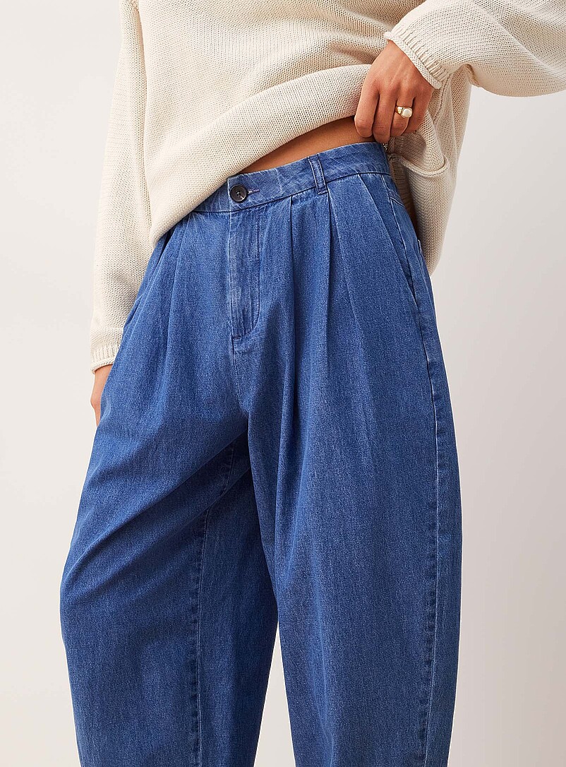 Pleated lightweight denim barrel-leg jean product image 2