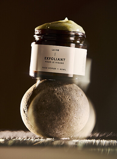 L'exfoliant pour le visage aux huiles pr&eacute;cieuses