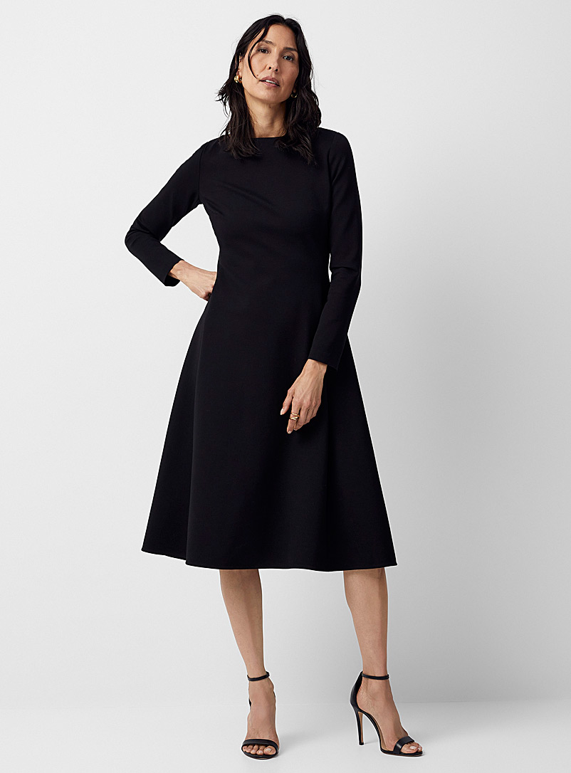 Editions de robes: La robe ajustée-évasée minimaliste Carmelle Noir pour femme