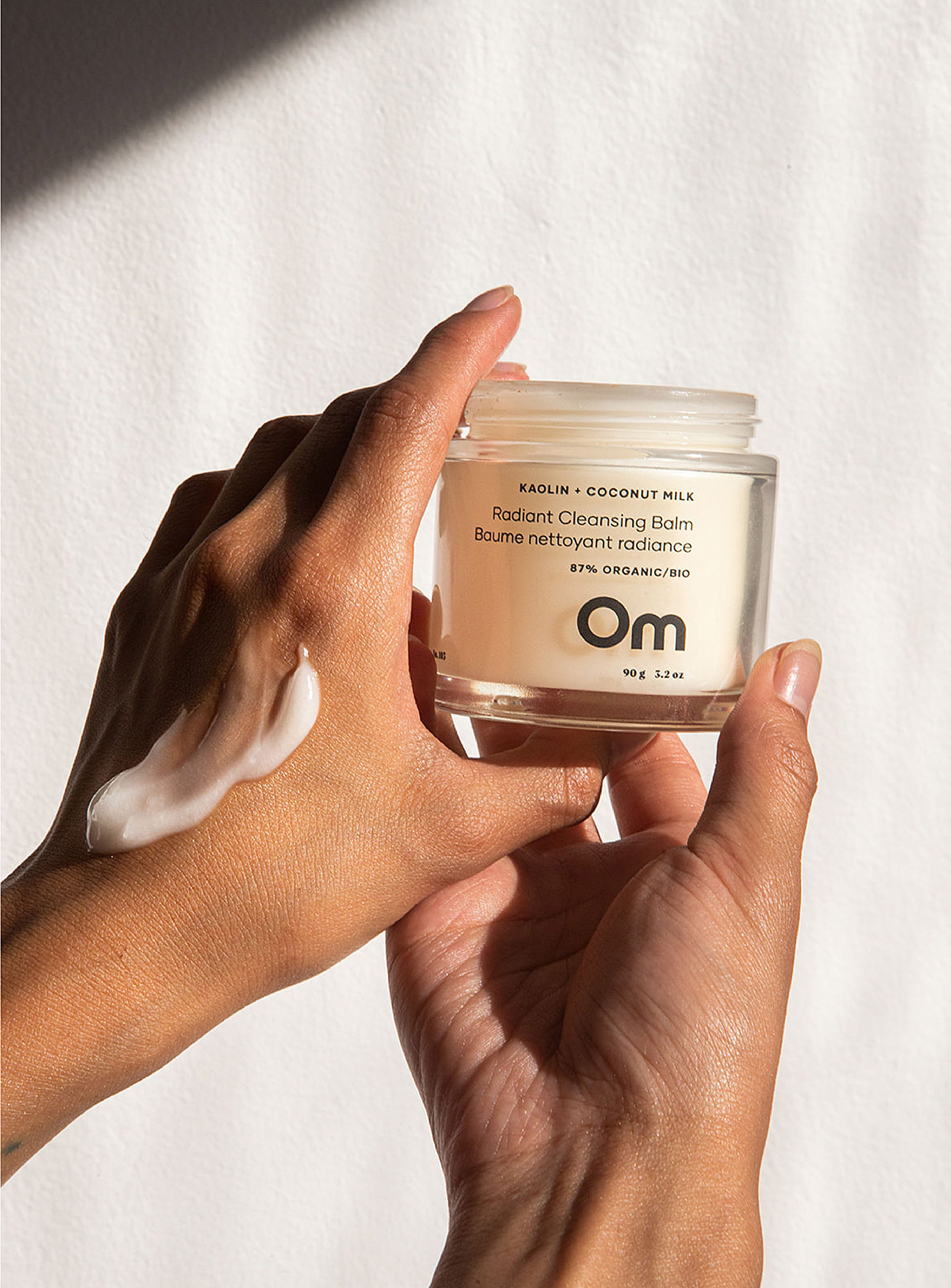 Om Organics - Le baume nettoyant radiance Kaolin et lait de coco