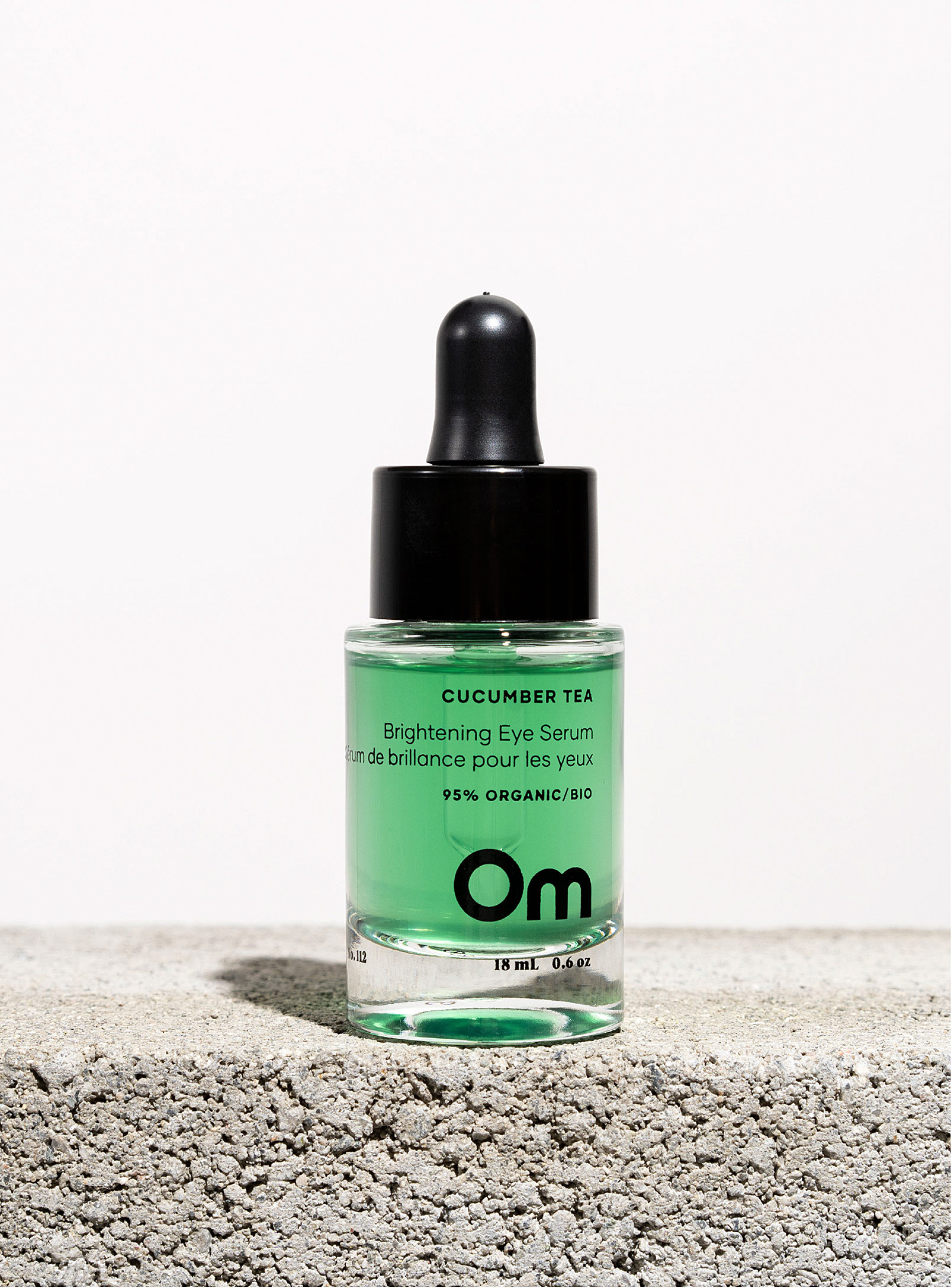 Om Organics - Le sérum de brillance pour les yeux Cucumber Tea