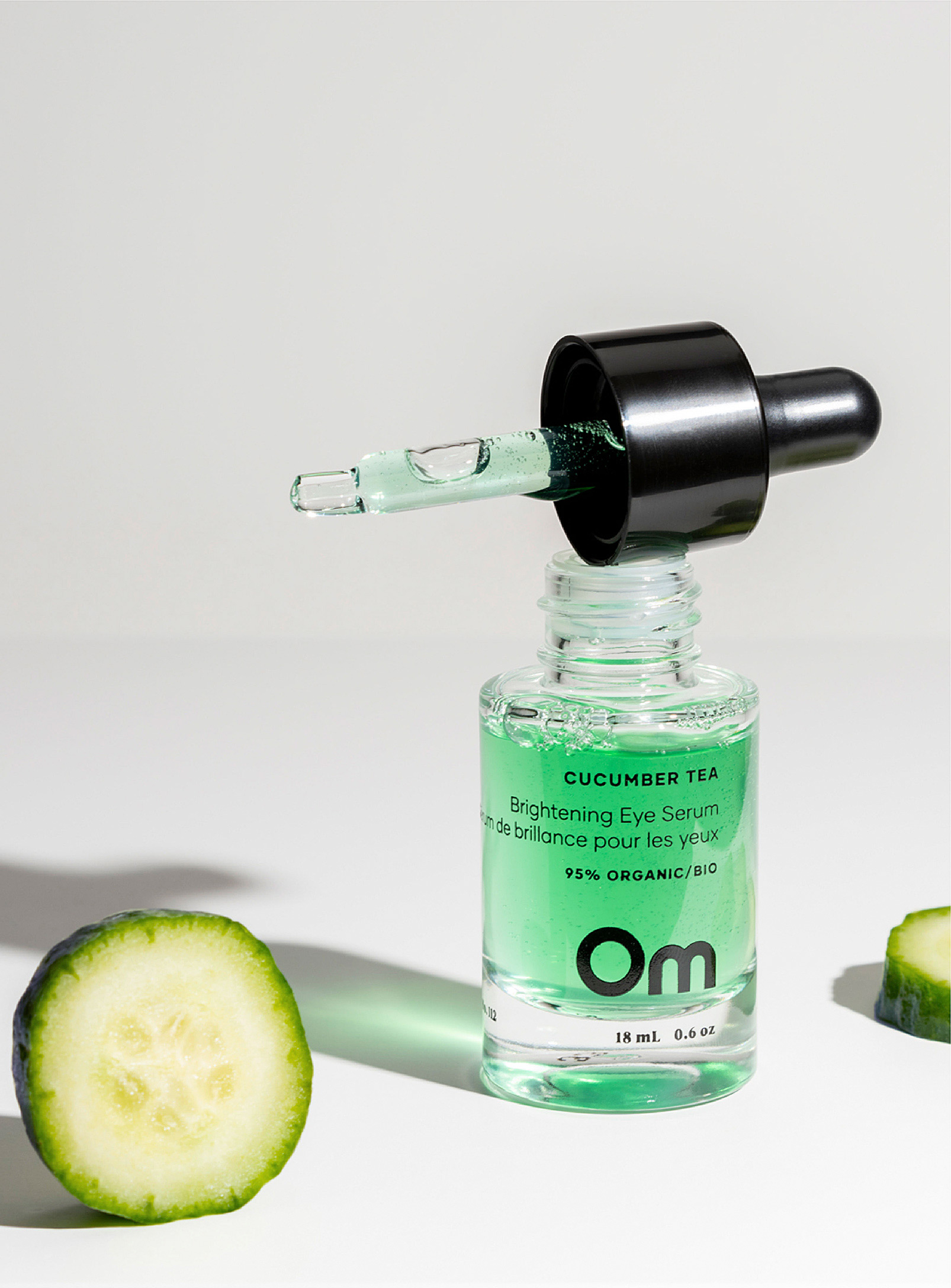 Om Organics - Le sérum de brillance pour les yeux Cucumber Tea